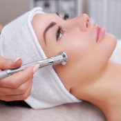 The cosmetologist makes the procedure Microdermabrasion of the f